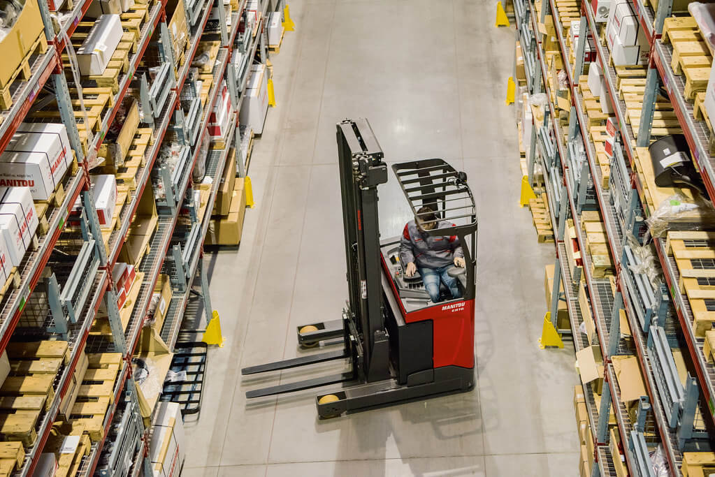 Niezawodny wózek wysokiego składowania – parametry, ceny, uprawnienia