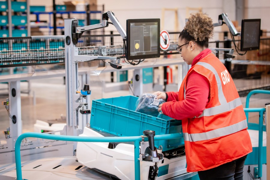 GXO i&nbsp;Saks uruchomiły hub logistyczny do&nbsp;sprzedaży e-commerce