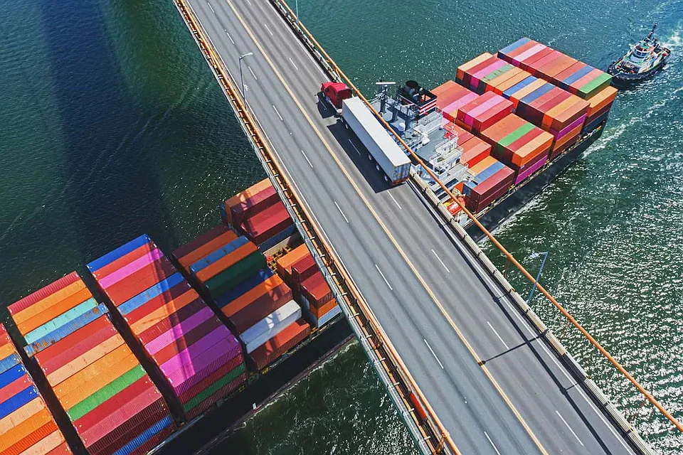 W labiryncie dekarbonizacji. Europejski transport w poszukiwaniu drogi do redukcji emisji CO₂ W labiryncie dekarbonizacji. Europejski transport w poszukiwaniu drogi do redukcji emisji CO₂