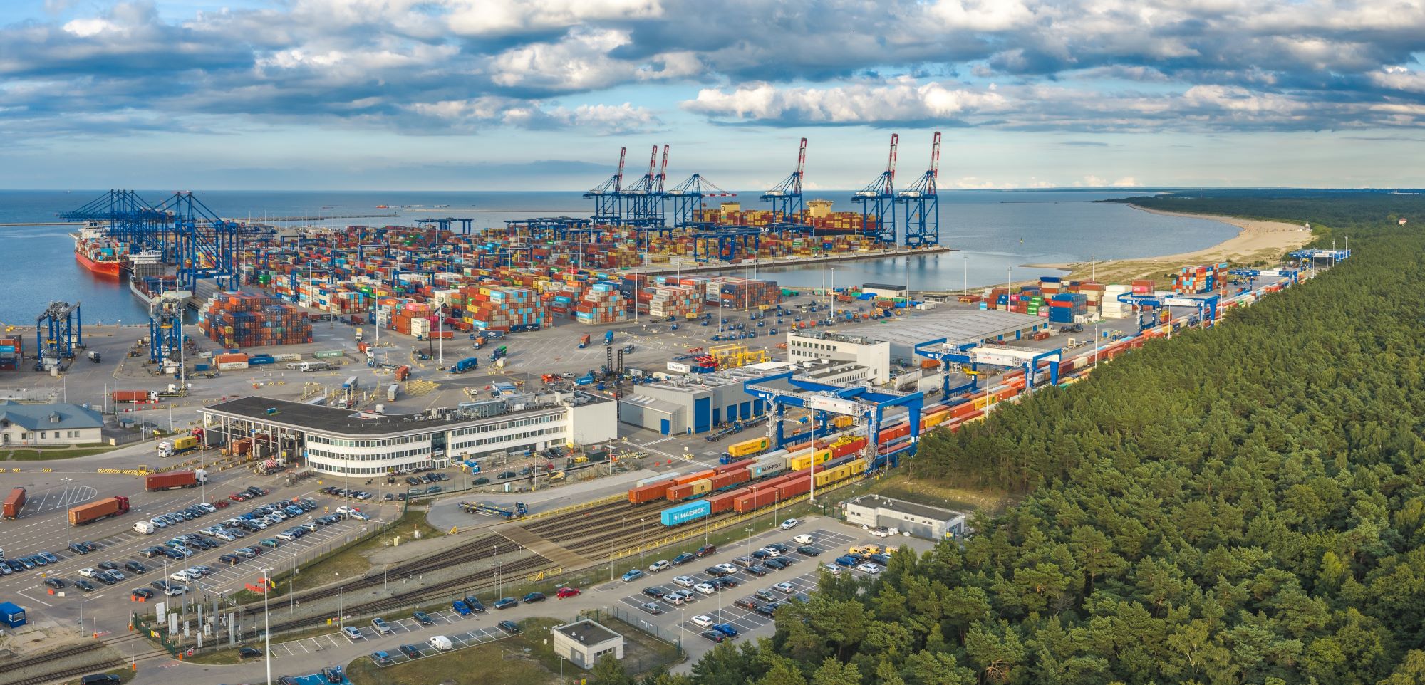 Rozwój Baltic Hub. Zamontowano dwie nowe suwnice RMG